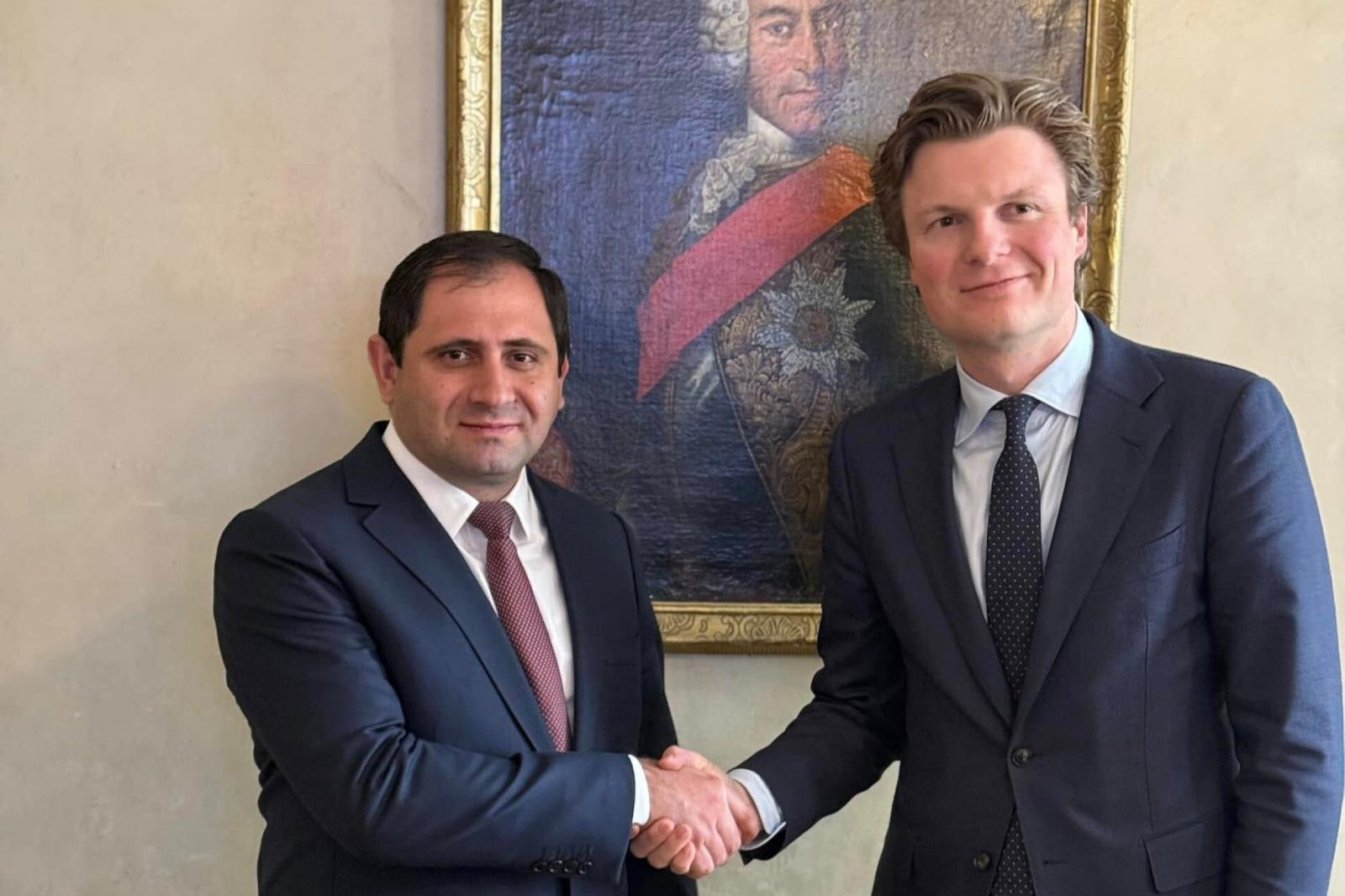 Ermenistan Savunma Bakanı  Hollandalı mevkidaşıyla görüştü