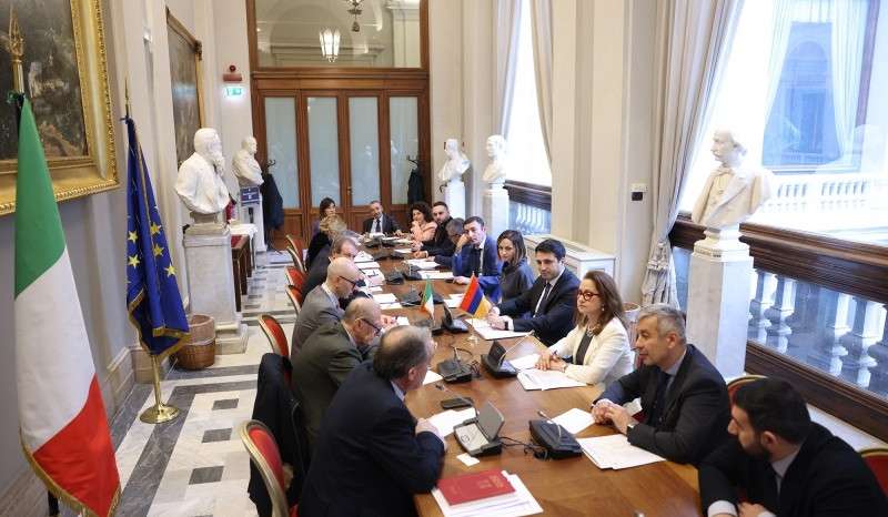 Azerbaycan'da esir tutulan Ermenilerin geri dönmesi konusu İtalya-Ermenistan masasında