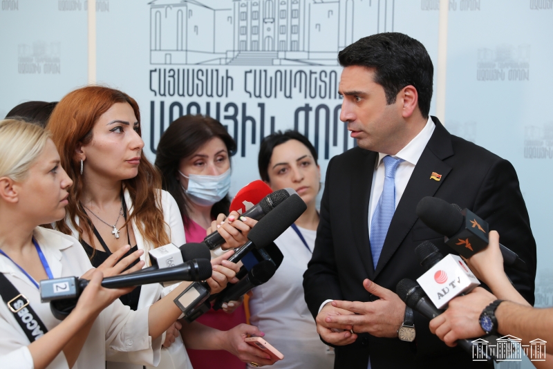 Alen Simonyan, Bakü'de Ermeni rehin tutulanlara karşı sahte yargılamayı yargılama olarak görmüyor