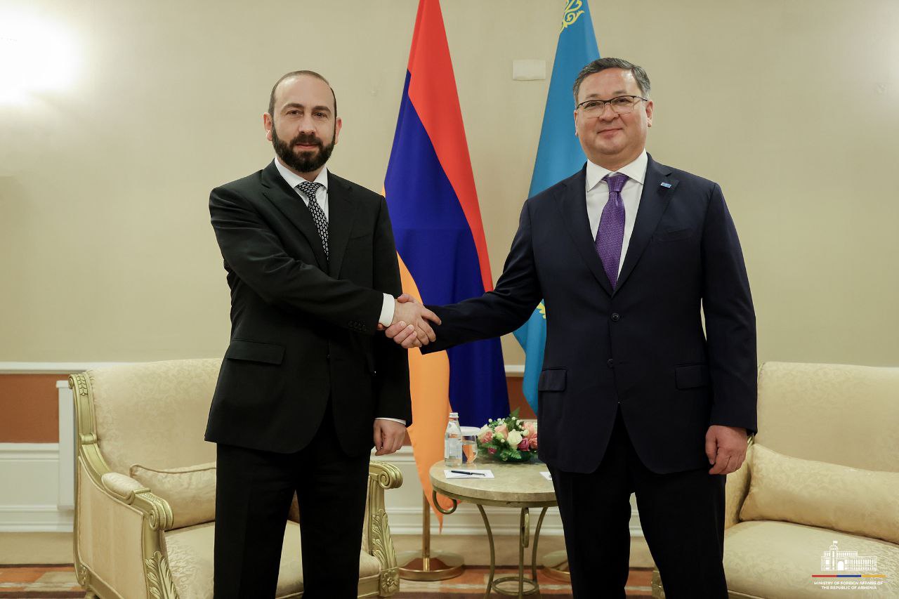 Ermenistan Dışişleri Bakanı, Kazakistan Dışişleri Bakanı ile başbaşa bir görüşme gerçekleştirdi