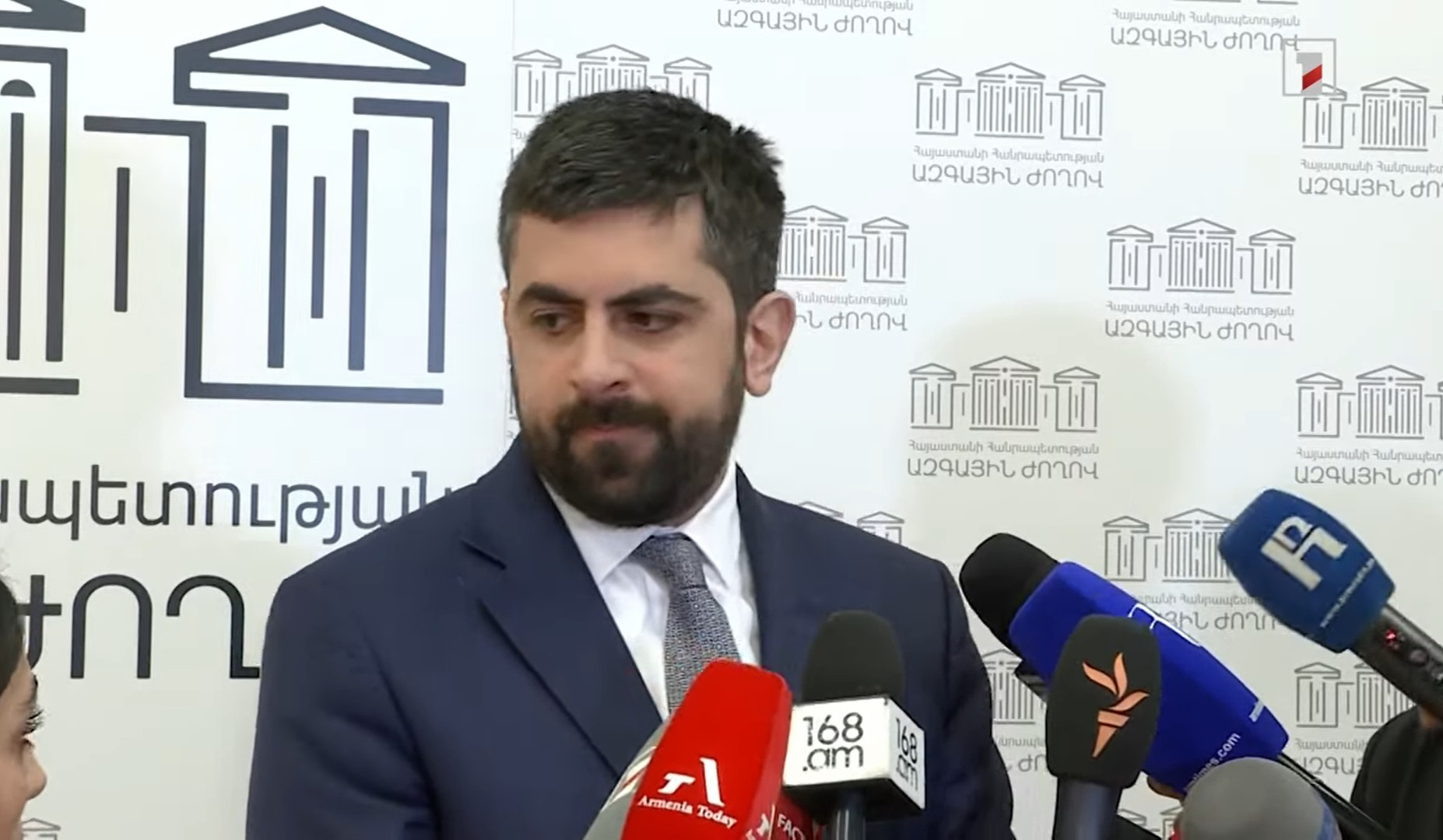 Khandanyan: Esirlerin iadesi Barış Anlaşmasına bağlı değil, şimdi gerçekleşmeli