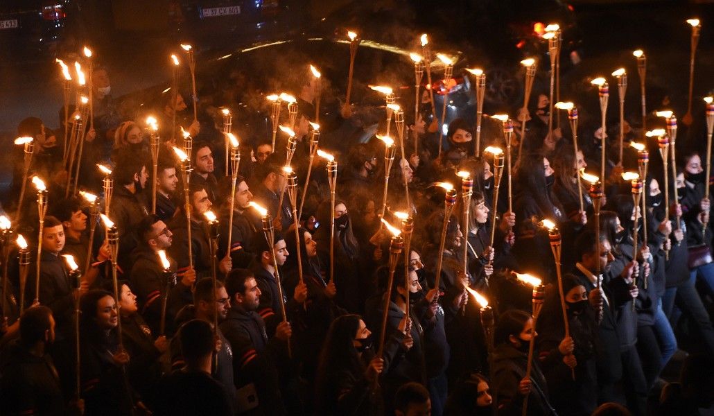Yerevan’da, Ermeni Soykırımı Anıtı’na geleneksel yıllık meşaleli yürüyüş düzenlendi (FOTO)