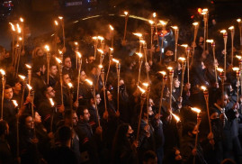 Yerevan’da, Ermeni Soykırımı Anıtı’na geleneksel yıllık meşaleli yürüyüş düzenlendi (FOTO)