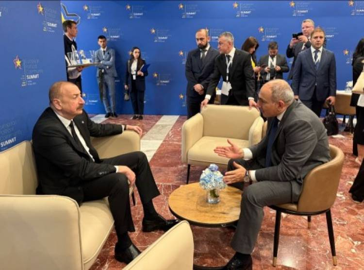 Paşinyan, Aliyev ile kısa bir görüşme gerçekleştirdi  (VİDEO)