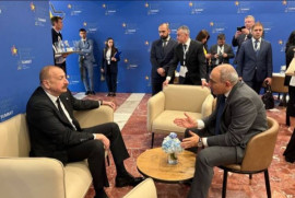 Paşinyan, Aliyev ile kısa bir görüşme gerçekleştirdi  (VİDEO)