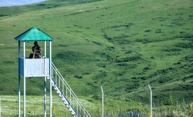 Ermenistan'ın Syunik bölgesinden iki çocuk yolunu şaşırıp Azerbaycan topraklarına geçti
