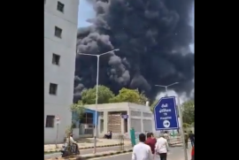 Hindistan'da 242 kişiyi taşıyan uçak kaza yaptı (Video)
