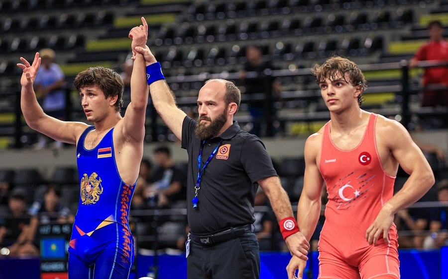 Ermeni güreşçi 9:7 skorla Türk rakibini mağlup ederek yarı finale çıktı