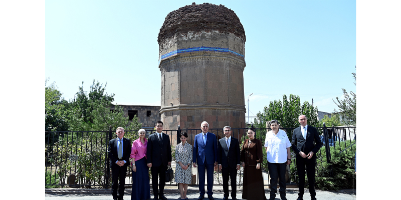 Ermenistan Cumhurbaşkanı ve Eğitim Bakanı, Türkmen Türbesini ziyaret etti