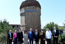 Ermenistan Cumhurbaşkanı ve Eğitim Bakanı, Türkmen Türbesini ziyaret etti
