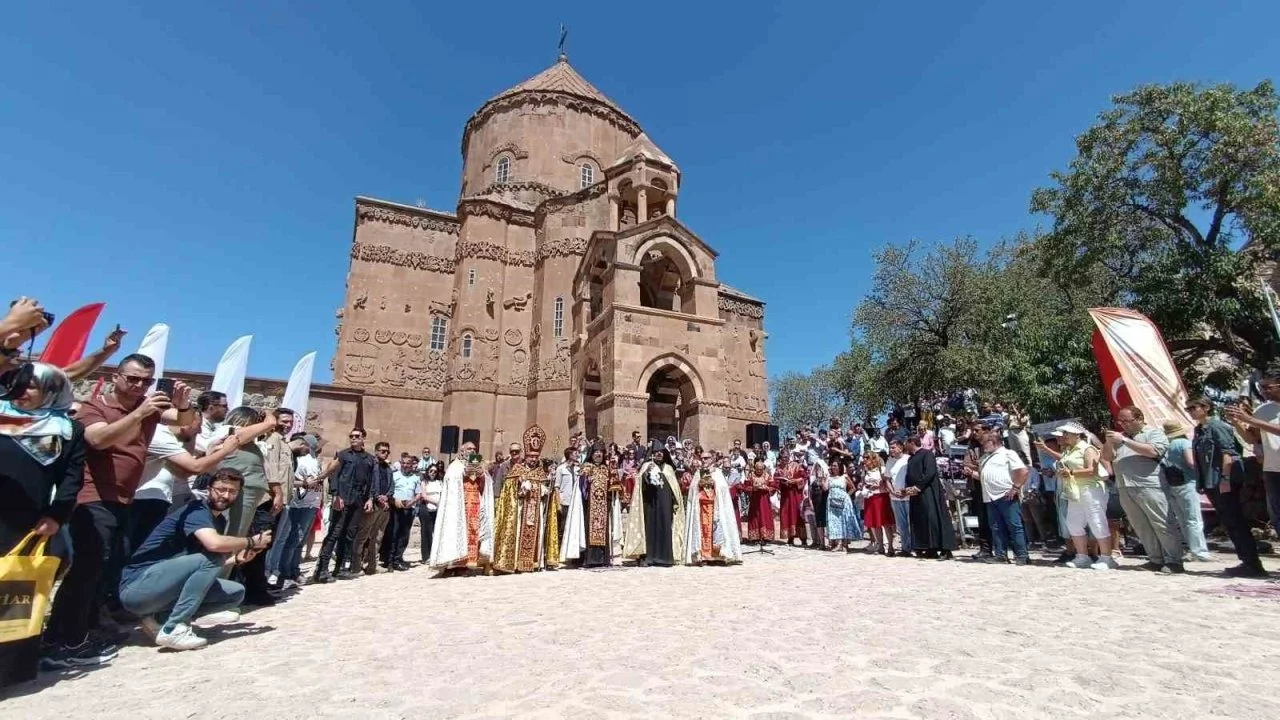 Van’daki Ermeni Akdamar Kilisesi’nde bu yıl 13’üncüsü yapılan ayin sona erdi (Foto)