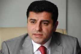 Քննադատել է Թուրքիային որ փակ է պահում սահմանը և չի թողնում քրդերը օգնության հասնեն սիրիացի քրդերին