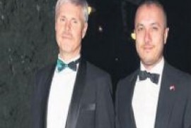 ԱՄՆ հյուպատոսն ու թուրք երիտասարդը պատրաստվում են միասեռ ամուսնության
