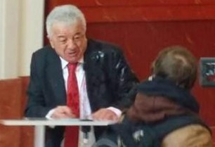 Paris Büyükelçisi Akil'e Ermeni'den "nar sulu" saldırı