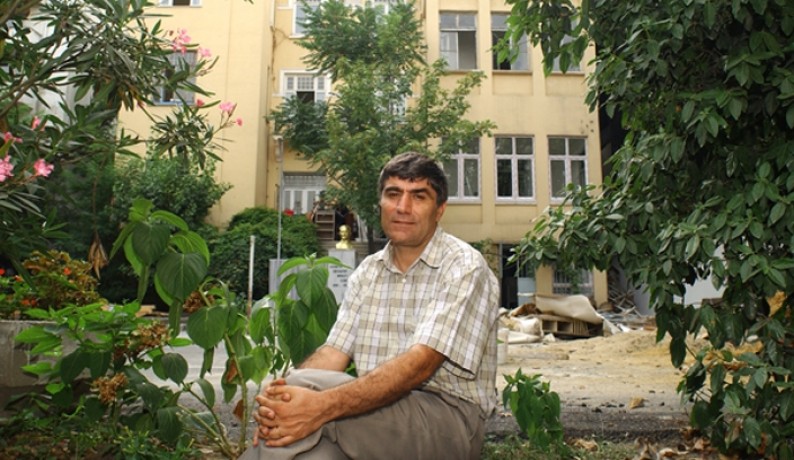 İstanbul Ermeni Mıhitaryan Mektebi, okul binası için mücadelede