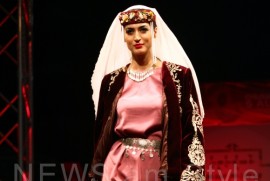 Yerevan’da ilk kez geleneksel Ermeni kıyafetleri  “Taraz Fest” defilesi yapıldı (foto)