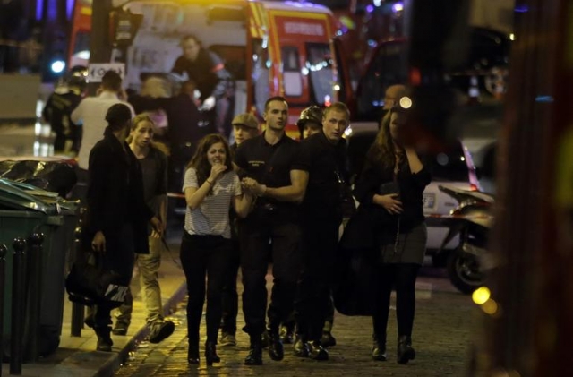Paris'teki silahlı ve bombalı saldırılar şehri kana buladı