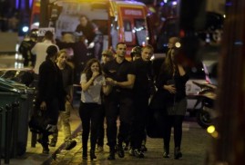 Paris'teki silahlı ve bombalı saldırılar şehri kana buladı