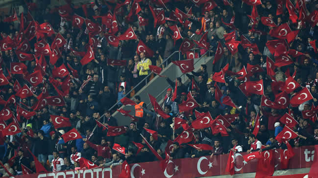 FIFA Yunanistan-Türkiye maçı sırasında Türk taraftarlarının davranışını değerlendirecek