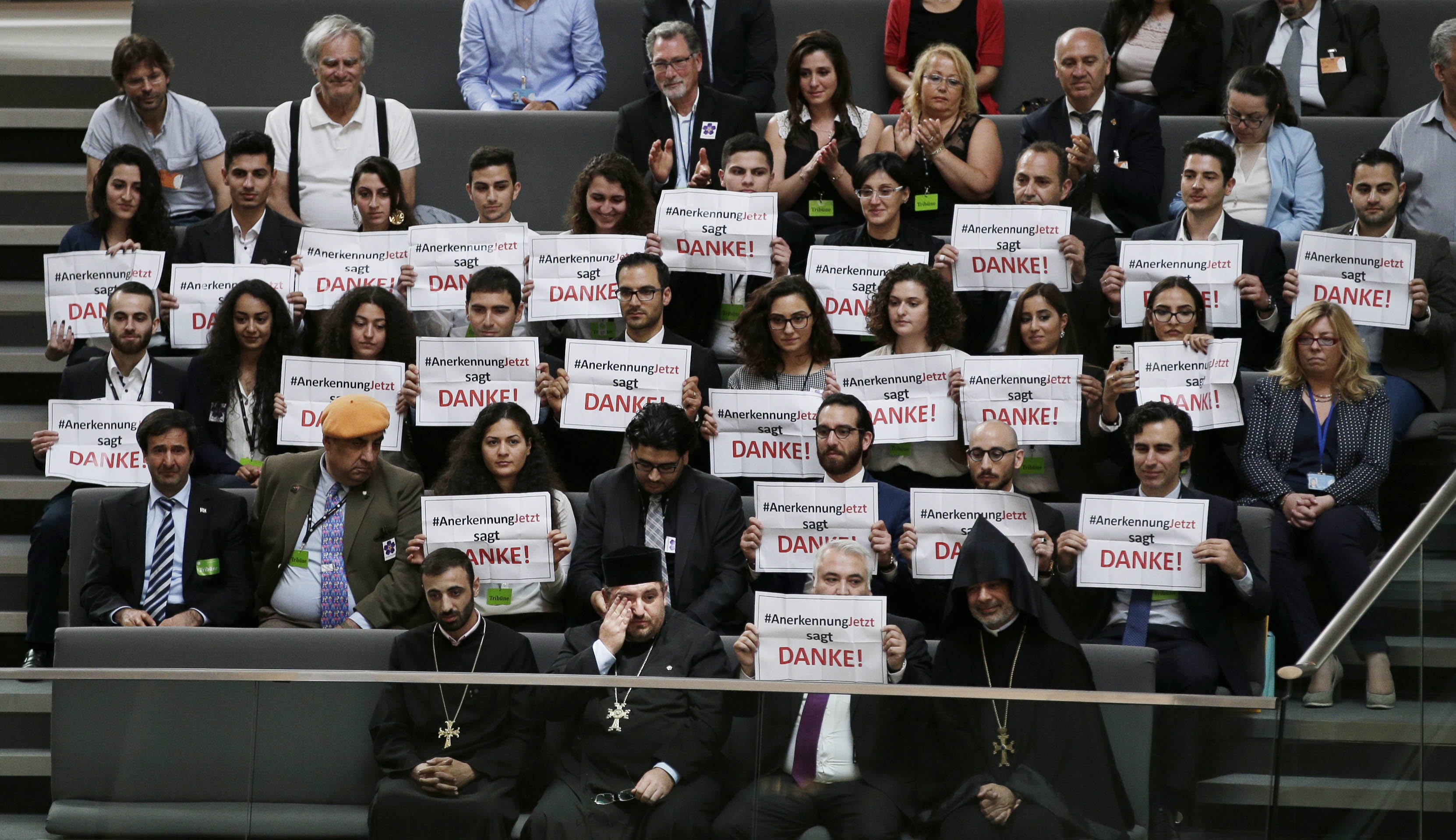Almanya Parlamentosunda Ermenilerden ''Danke'' pankartı (foto)
