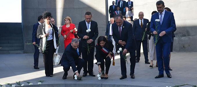 Paris Belediye Başkanı, Ermeni Soykırımı Müzesinin anı defterinde yazı bıraktı