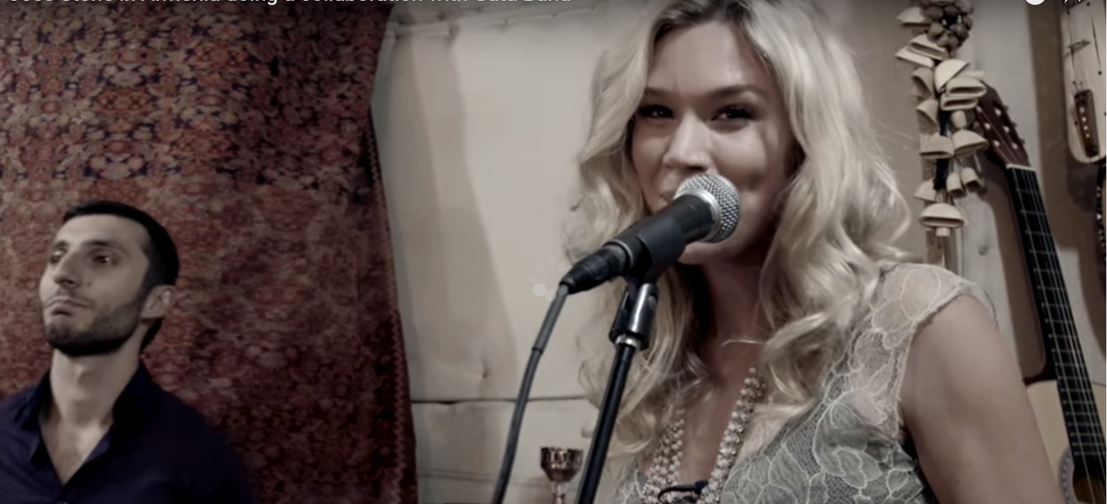 Ünlü İngiliz şarkıcı Joss Stone Ermeni şarkı söylüyor (video)