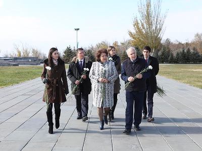 AKPM Muhafazakar Grubu'nun başkanı Ermeni Soykırım Anıtını ziyaret etti