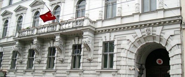 Էրդողանին վիրավորող պաստառ՝ Վիեննայում Թուրքիայի դեսպանատան պատին