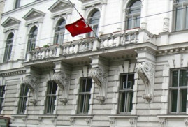 Էրդողանին վիրավորող պաստառ՝ Վիեննայում Թուրքիայի դեսպանատան պատին