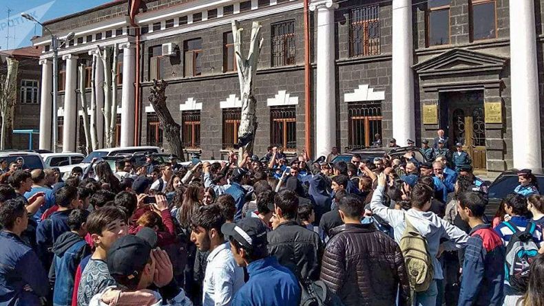 Ermenistan’da Sarkisyan’a karşı protesto dalgası yayılıyor (foto)