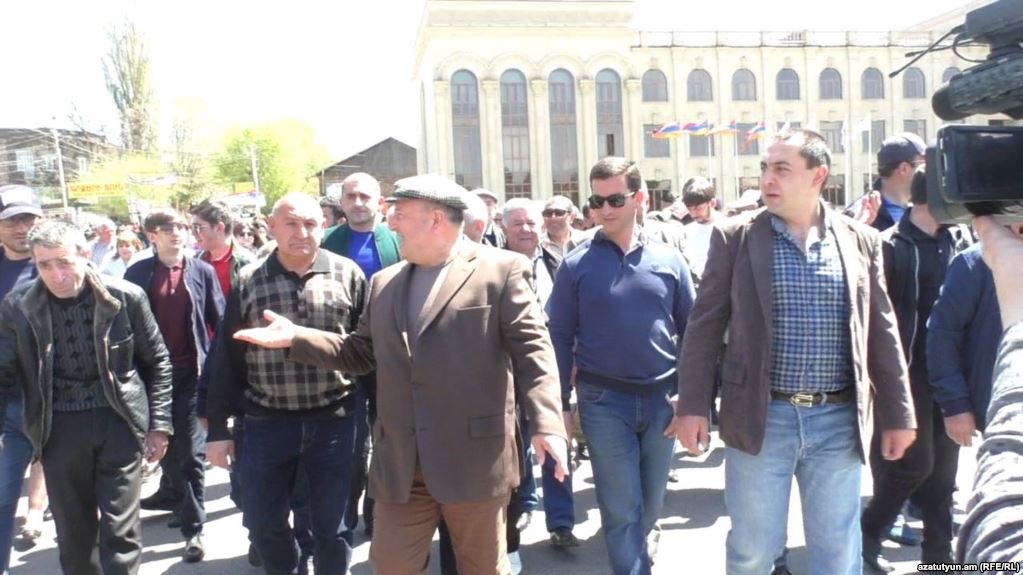 Ermenistan'ın ikinci şehrinde hükümet karşıtı protestoya eski Belediye Başkanı da katıldı