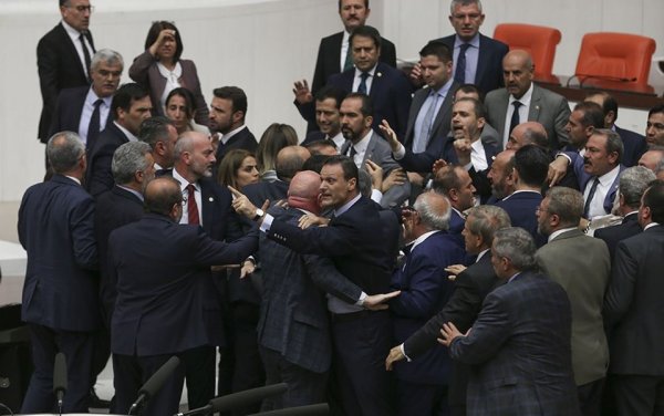 Քաշքշուկ՝ Թուքրիայի խորհրդարանում (լուսանկարներ)
