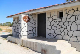 Van'da Ermeni mezarlığı üzerine inşa edilen tuvaletler ısrarla kaldırılmıyor