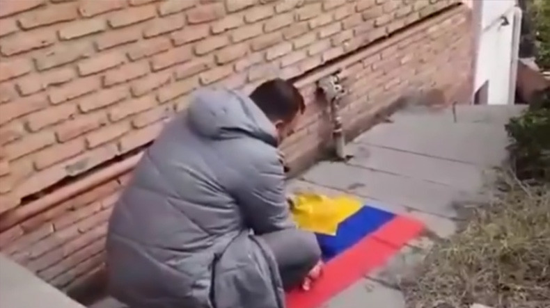 Gürcistan'daki Ermeni Kilisesinin yanında Azerbaycanlı Ermeni bayrağını yaktı (video)