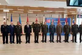 Zakir Hasanov Ermenistan Savunma Bakanına yakın durmaktan kaçındı
