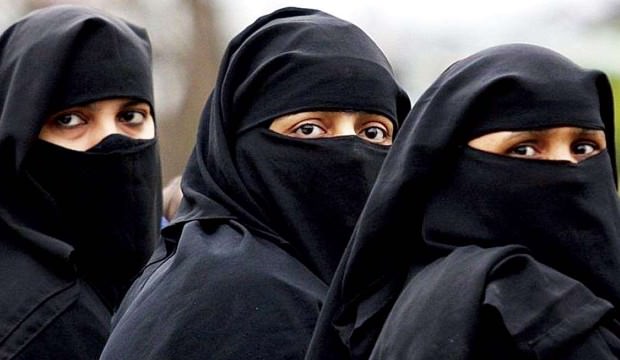 Hindistan, erkeklerin eşlerine üç kez "boş ol" diyerek boşanma uygulamasını anayasasından kaldırıyor