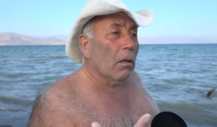 60 yaşındaki Ermenistan vatandaşı Sevan Gölü'nü yüzerek geçti (video)