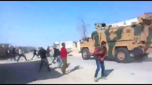 В Сирии курды разбросали камнями бронетехнику российских  и турецких военных (видео)