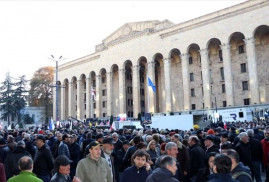 Gürcistan'da muhalefetten "erken seçim" çağrısı! Parlamento kuşatıldı