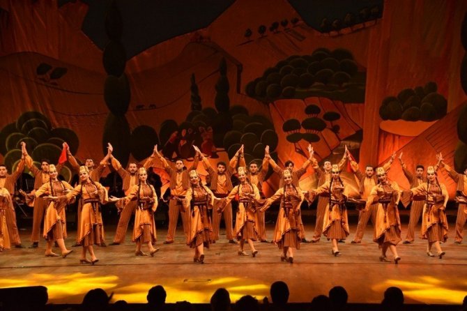 Ermeni Maral Müzik ve Dans Topluluğu 40 yaşında (Video)