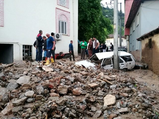 В Турции произошло сильное наводнение: есть жертвы (фото)