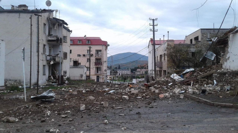 Azerbaycan, Karabağ'ın başkentini bombalamaya devam ediyor (foto)