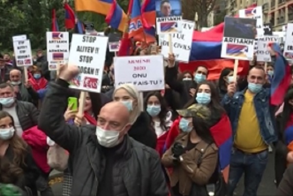 Paris’te Ermeniler Türkiye Büyükelçiliğinin önünde gösteri düzenledi