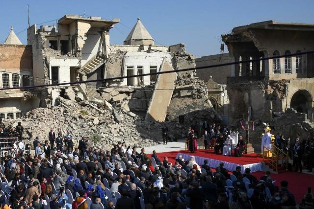 Papa Musul’daki harabe Ermeni kilisesini ziyaret etti
