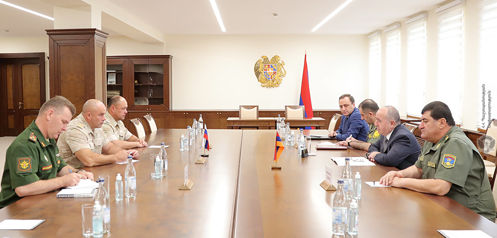 Ermenistan Savunma Bakanı, Artsakh’taki Rusya Barış Gücü’nün yeni komutanını kabul etti