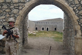 Ermeni hacılar Karabağ’daki manastırı ziyaret ederken, Rus barış güçleri güvenliği sağladı