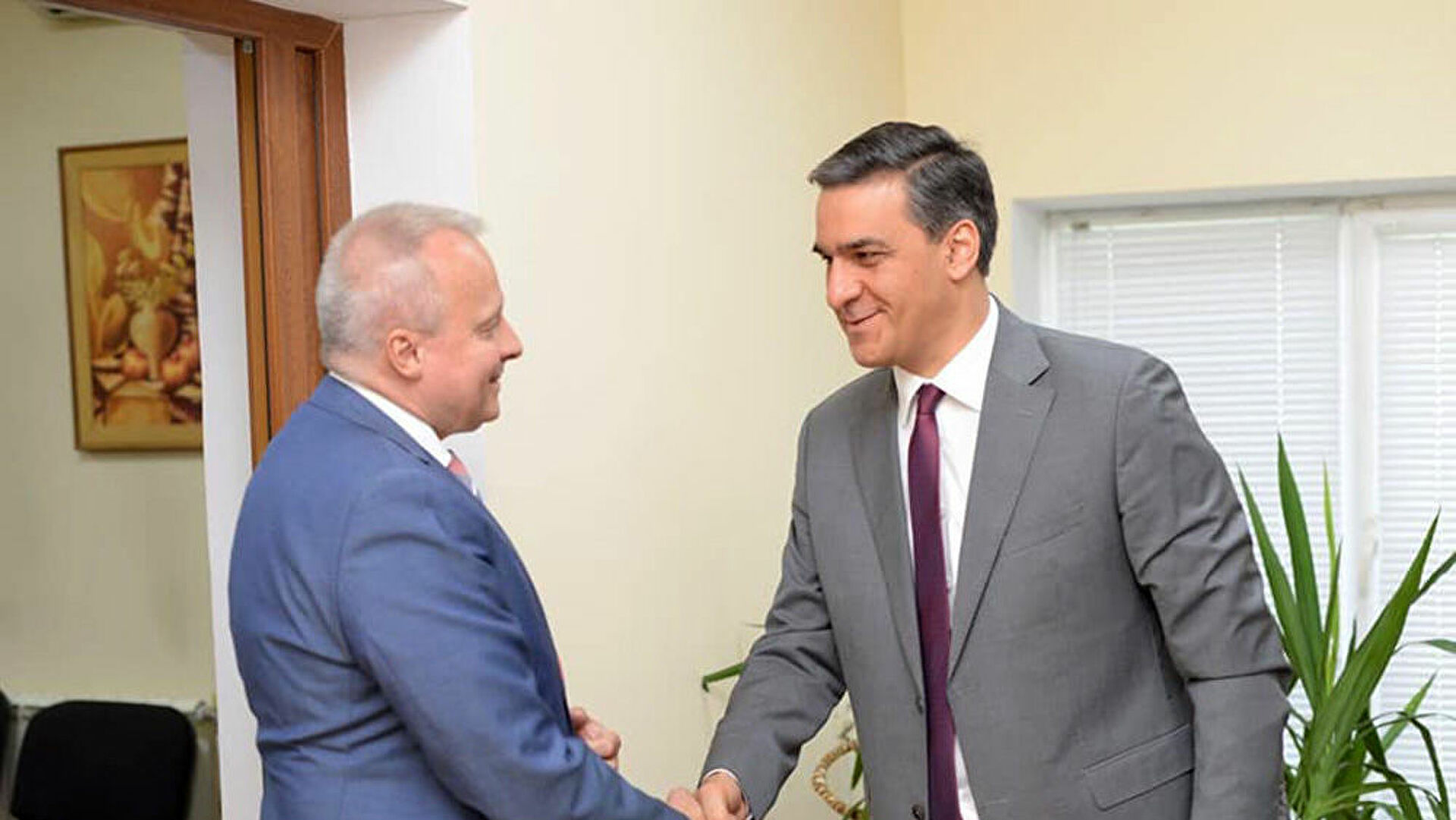 Ermenistan Ombudsmanı ve Rusya Büyükelçisi, Azerbaycan'da tutulan Ermeni esirlerin geri gönderilmesinin aciliyetini ele aldı