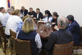 İngiliz parlamenterler, Syunik'i ziyaret etti ve yerlerinden edilmiş Karabağ Ermenileriyle görüştü