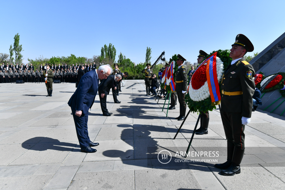 Ermenistan'ın üst düzey yetkilileri Ermeni Soykırımı kurbanlarının anısına saygı duruşunda bulundu