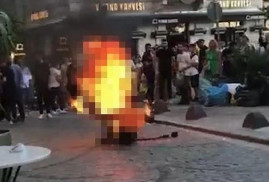 İstanbul'da Galata Kulesi önünde kendini yakan kişi hayatını kaybetti (Foto)